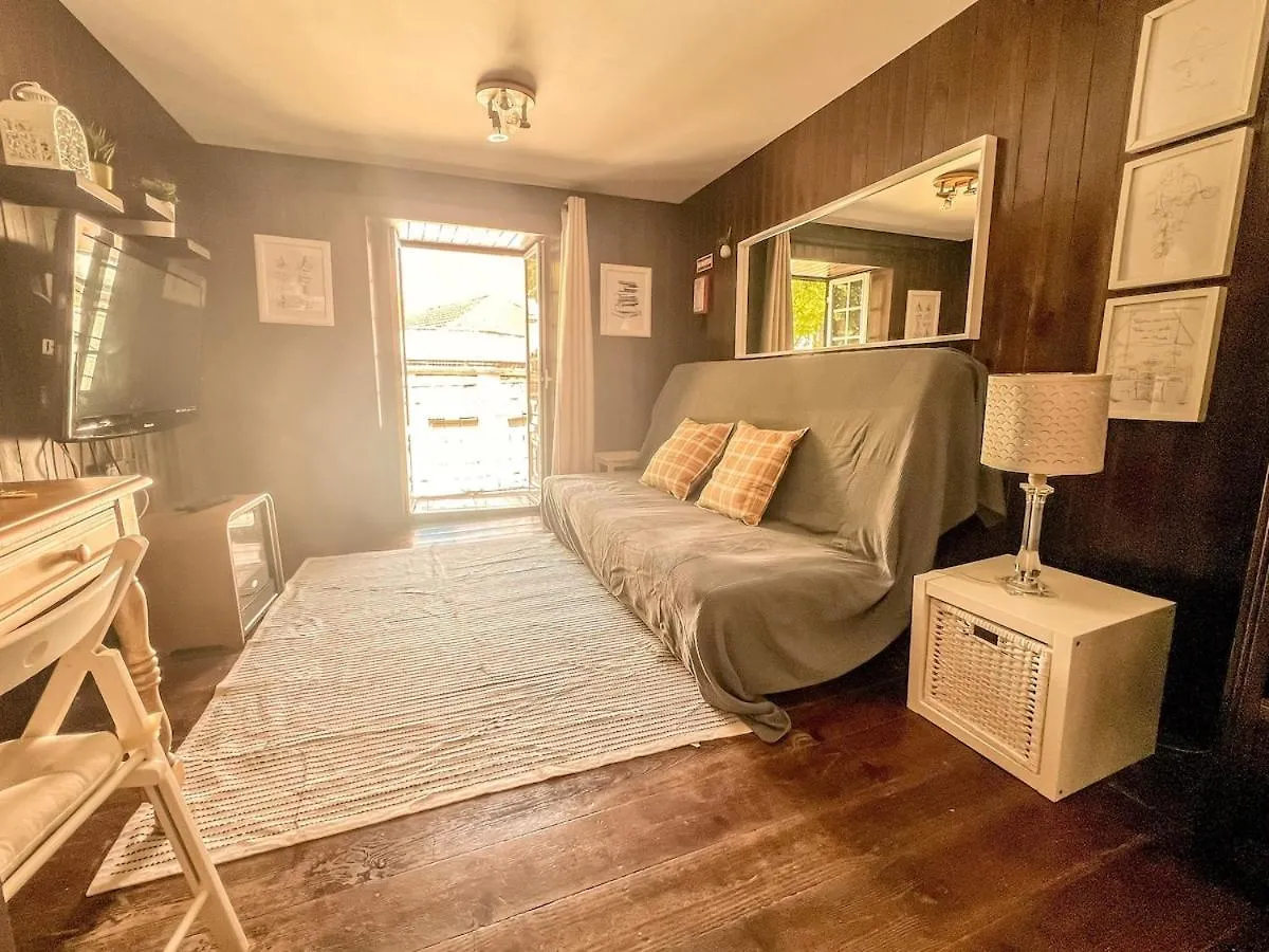 Cozy Charming Flat In Flowers Garden! location